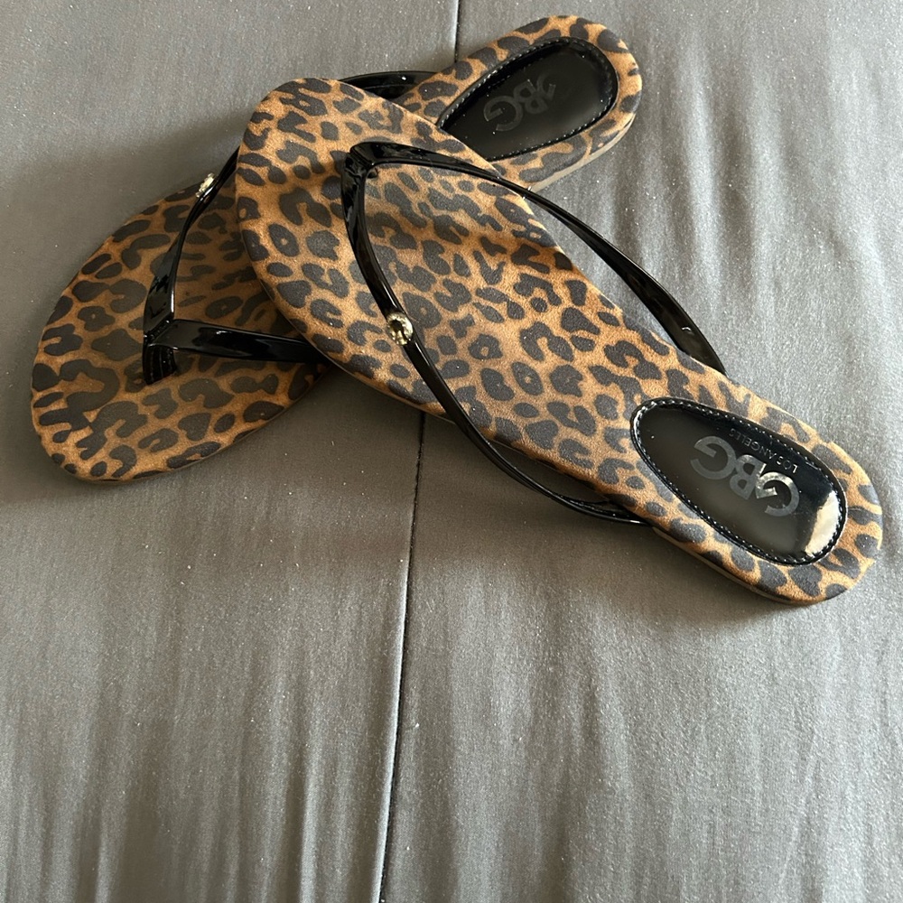 Stylish Leopard Print Flip Flops - image 3